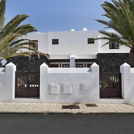 En Puerto Del Carmen, 4 *
